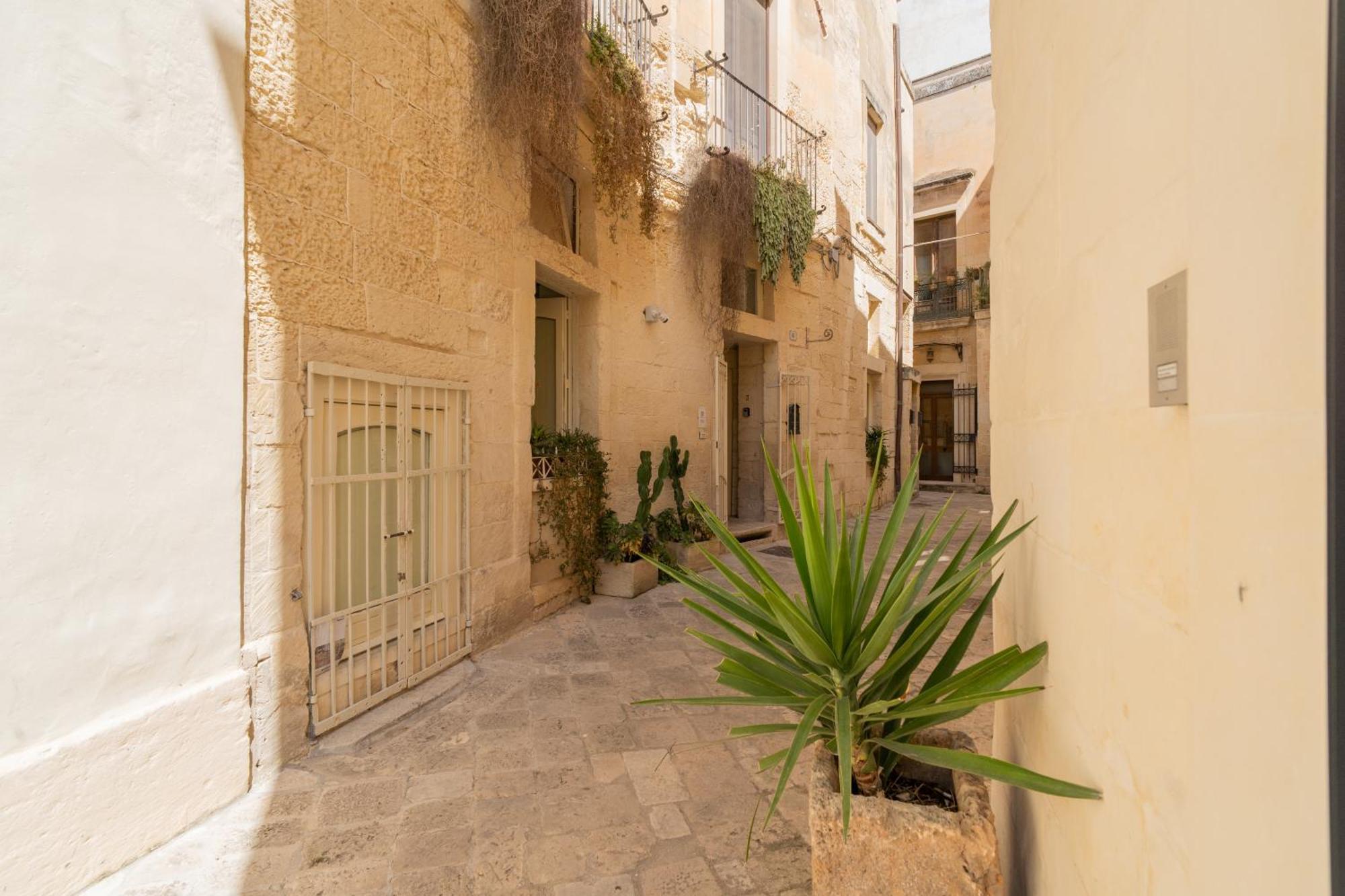 Dimora Barocca Luxury Suites Lecce Exteriör bild
